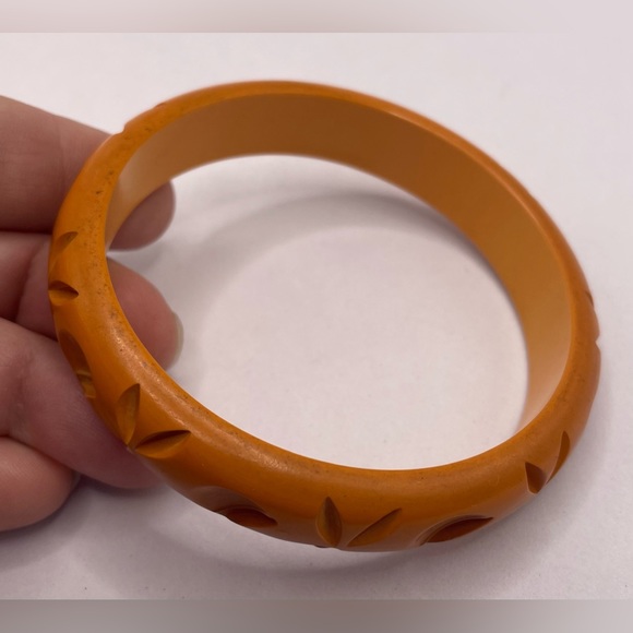 Vintage Bakelite Butterscotch Deep Carved Design Bangle Bracelet Orange Tone - Picture 6 of 8